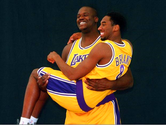 53岁齐达内上海街头踢毽子，与大妈迅速融入展现高球商风采（53岁齐达内现身上海街头踢毽子，与大妈打成一片尽显高球商）