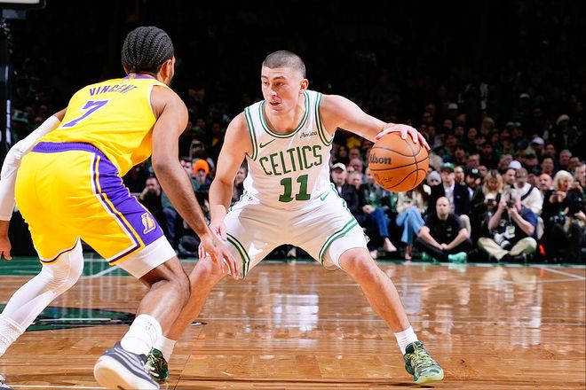 广东男篮在俱乐部杯赛中以90-70战胜广州男篮，小将王洪泽表现突出，阵容实力强劲。（俱乐部杯赛：广东男篮90-70击败广州，王洪泽高光，阵容实力尽显）