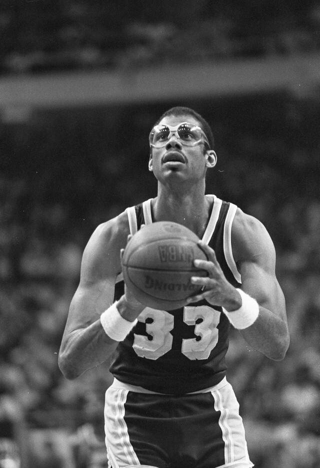 NBA焦点战：湖人客场逆转快船,（NBA焦点之战：湖人客场完成逆转击败快船）