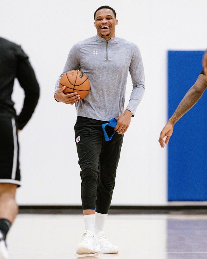 梅西：在巴黎足球层面我不太开心，一切都和我习惯的非常不同（梅西：在巴黎我很难在足球上感到快乐，许多事与我熟悉的截然不同）